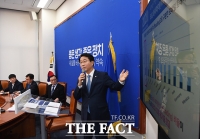 [TF포토] 더불어민주당 총선 1호 공약 발표하는 조정식 정책위의장