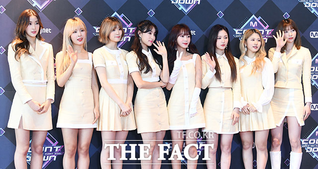 그룹 네이처가 16일 오후 서울 마포구 CJ E&M센터에서 열린 Mnet 엠카운트다운 리허설 전 포토타임을 갖고 있다. /이동률 기자