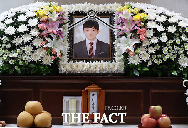 16일부터 이른바 김용균법이 시행된다. 사진은 태안 화력발전소에서 설비점검 도중 사고로 숨진 비정규직 노동자 고 김용균씨의 빈소. /뉴시스