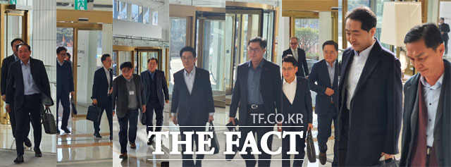 롯데 고위 임직원들이 VCM에 참여하기 위해 이동하고 있다. /이성락 기자