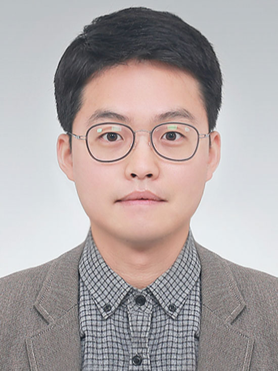 하경민 씨는 아파트 화재현장으로 달려가 주민들의 대피를 도왔다. /LG 제공