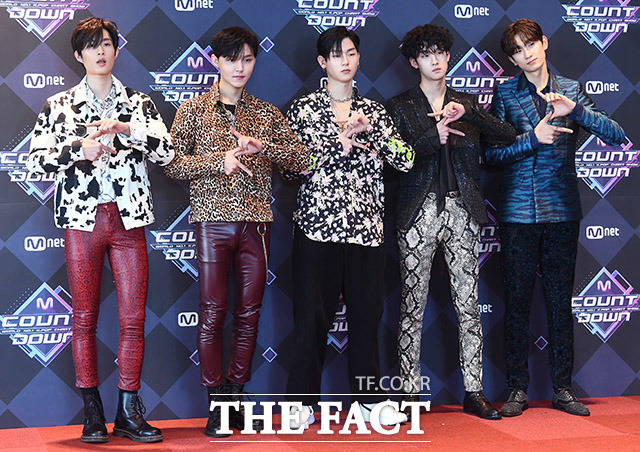그룹 2Z가 16일 오후 서울 마포구 CJ E&M센터에서 열린 Mnet 엠카운트다운 리허설 전 포토타임을 갖고 있다. /이동률 기자