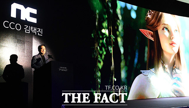 엔씨소프트가 리니지2M 흥행에 힘입어 52주 신고가를 기록했다. 사진은 지난해 11월 김택진 엔씨소프트 CCO가 5일 오전 서울 강남구 언주로 라움에서 열린 리니지2M 미디어 쇼케이스에 참석해 인사말을 하고 있는 모습. /이동률 기자