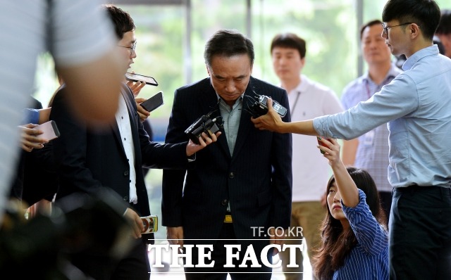 여직원 성추행 혐의를 받고 있는 호식이 두마리 치킨 최호식 회장이 2017년 6월 21일 오전 서울 강남경찰서에 출석해 고개를 숙이고 있다./이덕인 기자