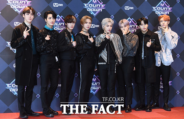 그룹 에이티즈가 16일 오후 서울 마포구 CJ E&M센터에서 열린 Mnet 엠카운트다운 리허설 전 포토타임을 갖고 있다. /이동률 기자