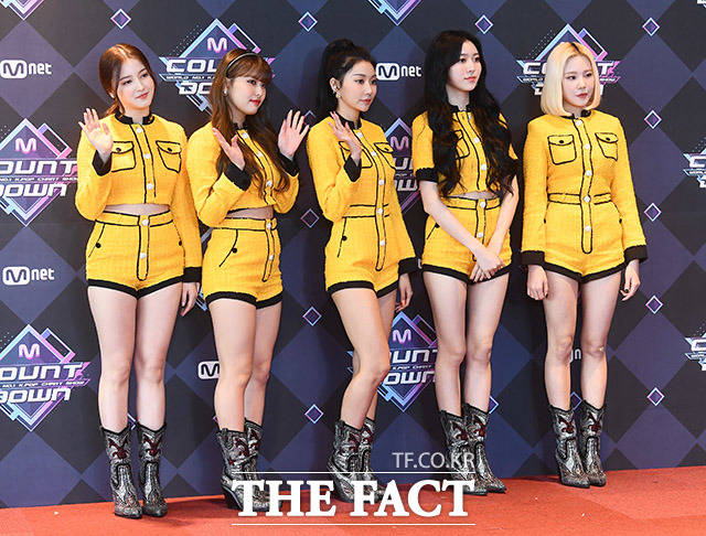 그룹 모모랜드가 16일 오후 서울 마포구 CJ E&M센터에서 열린 Mnet 엠카운트다운 리허설 전 포토타임을 갖고 있다. /이동률 기자