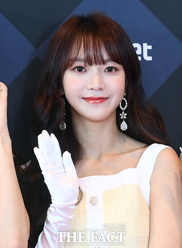 그룹 네이처의 소희가 16일 오후 서울 마포구 CJ E&M센터에서 열린 Mnet 엠카운트다운 리허설 전 포토타임을 갖고 있다. /이동률 기자