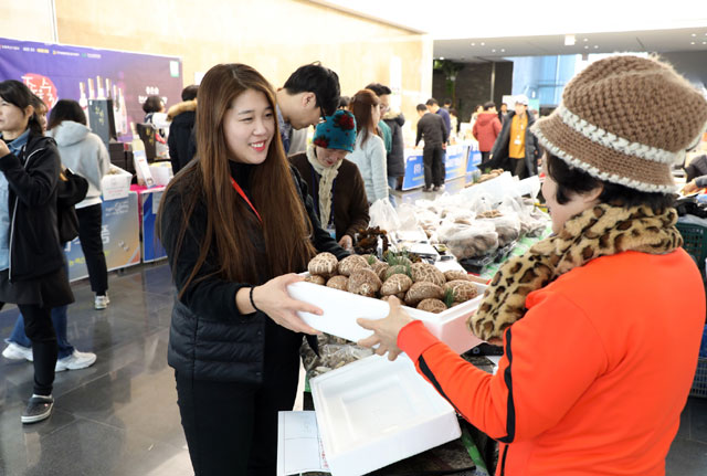 삼성전자 평택사업장에서 열린 직거래 장터에서 삼성전자 임직원들이 자매마을과 중소기업이 생산한 농·축·수산물을 구매하고 있다. /삼성전자 제공