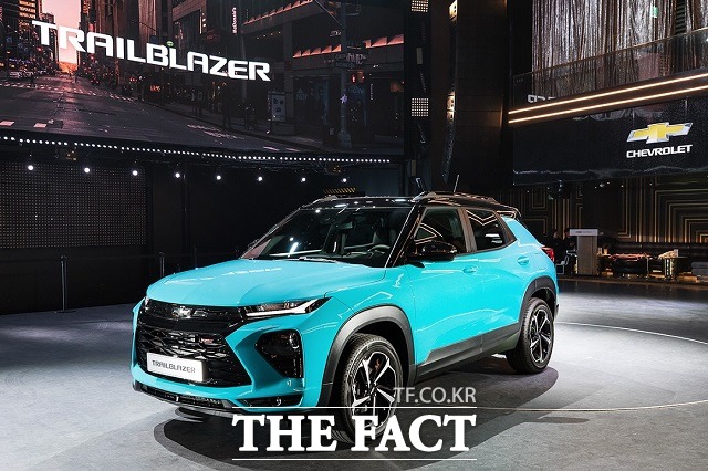 Rally Sports의 앞글자를 딴 RS모델은 RS 전용 포인트 레터링, 블랙 보타이, 18인치 알로이 휠, 후면의 버티컬 리플렉터와 라운드 타입 듀얼 머플러 팁, D컷 스티어링 휠, RS 전용 계기판과 레드 스티치 장식 등을 적용해 차별성을 강조했다. /쉐보레 제공