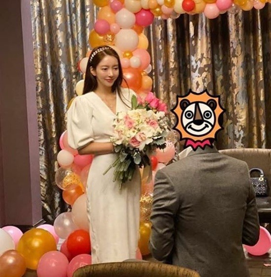 지난 15일 쇼핑몰 대표 박현선이 이필립에게 프러포즈 받은 사실을 자신의 SNS에 공개했다. /박현선 SNS 캡처