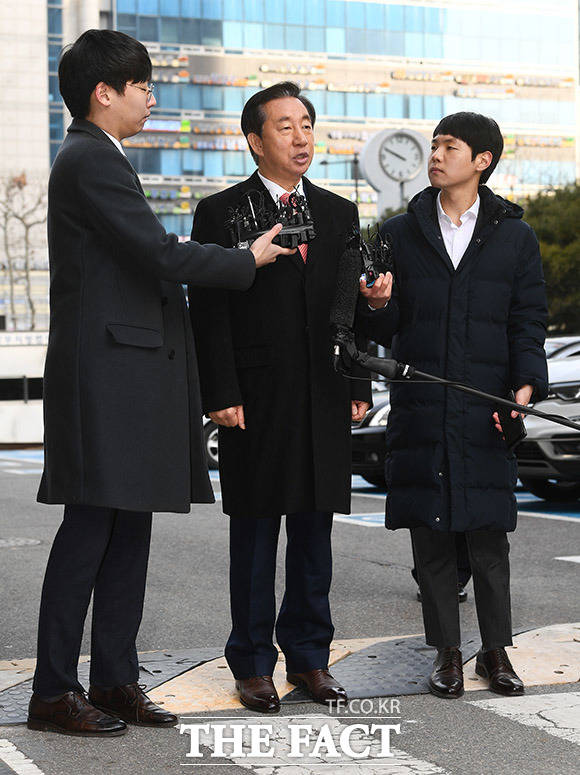 KT에 딸 채용을 청탁한 혐의를 받고 있는 김성태 자유한국당 의원이 17일 오전 서울 양천구 서울남부지방법원에서 열린 1심 선고 공판에 출석하기에 앞서 취재진의 질문에 답변하고 있다. /이동률 기자