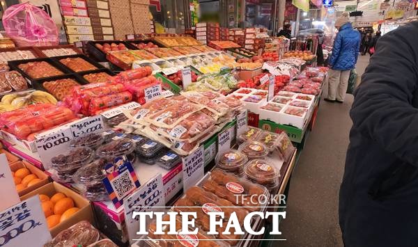 올해 예년보다 빠르게 다가온 설 명절을 앞두고 전통시장 점포 앞 매대에는 차례상에 필요한 과일과 생선, 육류 등 풍성하게 매대를 채운 갖가지 식재료들이 명절 분위기를 물씬 풍겼다. /이진하 기자