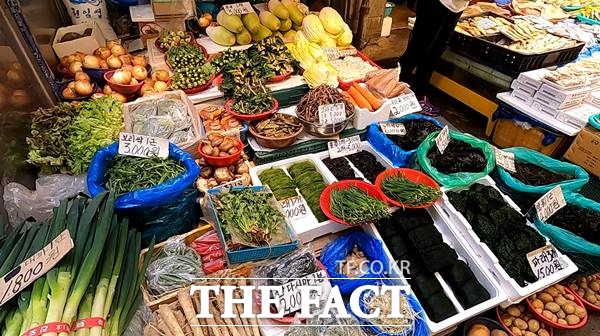 소상공인시장진흥공단에서 전통시장과 대형마트 간 차례상을 차리는 데 드는 비용 차이를 조사·발표한 결과에 따르면 전통시장이 22만5680원, 대형마트가 29만9669원으로 7만3989원의 차이가 났다. /이진하 기자