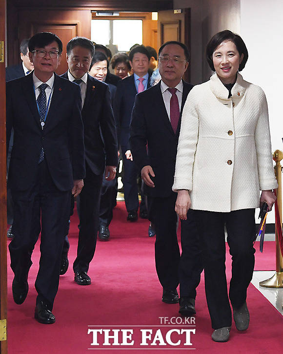 김상조 청와대 정책실장과 박능후 보건복지부 장관, 홍남기 경제부총리, 유은혜 사회부총리 겸 교육부 장관(왼쪽부터)이 17일 오전 서울 종로구 서울청사 영상회의실에서 열린 사회관계장관회의에 참석하고 있다. /이새롬 기자