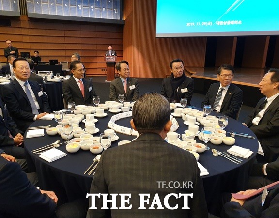 업계는 은성수 위원장이 만찬에 참석하면서 라임 사태 등 현안에 대한 언급이 있을 것으로 내다보고 있다. 사진은 지난해 11월 19일 은성수 금융위원장과 박용만 대한상공회의소 회장, 국내 주요 시중은행장들이 모여 앉아 담소를 나누고 있다. /정소양 기자