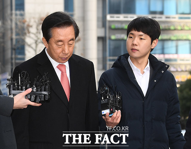 KT에 딸 채용을 청탁한 혐의를 받고 있는 김성태 자유한국당 의원(왼쪽)이 17일 오전 서울 양천구 서울남부지방법원에서 열린 1심 선고 공판에 출석하고 있다. /이동률 기자