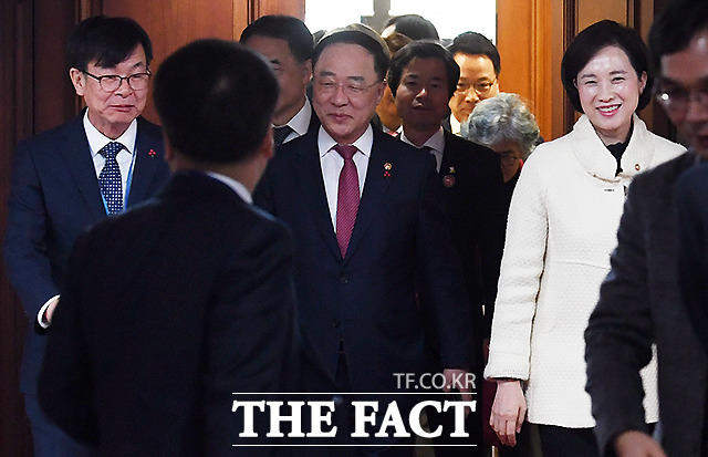 김상조 청와대 정책실장과 홍남기 경제부총리, 유은혜 사회부총리 겸 교육부 장관(왼쪽부터)이 17일 오전 서울 종로구 서울청사 영상회의실에서 열린 사회관계장관회의에 참석하고 있다. /이새롬 기자