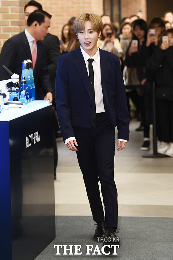 가수 하성운이 17일 오후 서울 서초구 고속터미널 파미에스테이션에서 열린 화장품 브랜드 포토행사에 참석하고 있다. /이동률 기자
