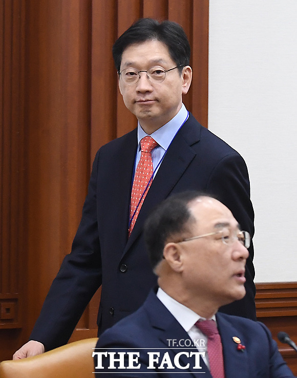 김경수 경남도지사가 17일 오전 서울 종로구 서울청사 영상회의실에서 열린 사회관계장관회의에 참석하고 있다. /이새롬 기자