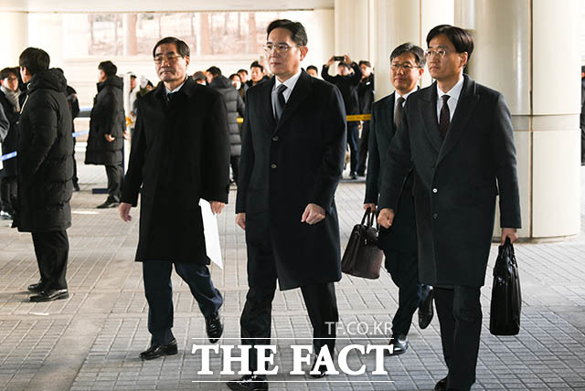 박근혜 전 대통령과 최순실 씨에게 뇌물을 건넨 혐의를 받는 이재용 삼성전자 부회장이 17일 오후 파기환송심 4차 공판에 출석하기 위해 서울 서초구 서울고등법원에 들어서고 있다. /김세정 기자