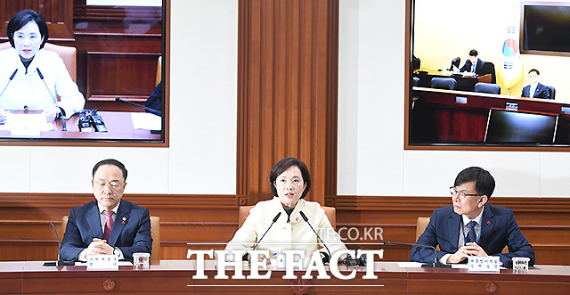 유은혜 사회부총리 겸 교육부 장관(가운데)이 17일 오전 서울 종로구 서울청사 영상회의실에서 열린 사회관계장관회의에 참석해 모두 발언을 하고 있다. /이새롬 기자