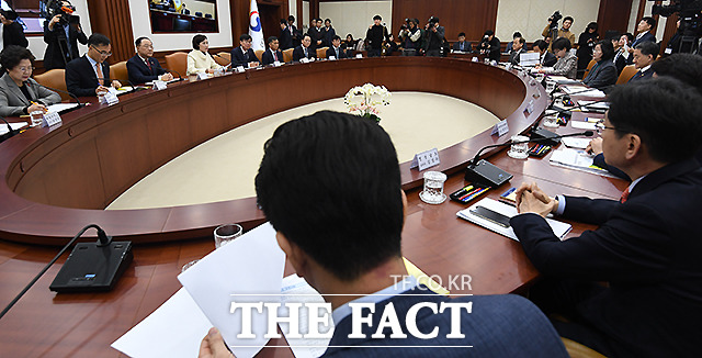 유은혜 사회부총리 겸 교육부 장관이 17일 오전 서울 종로구 서울청사 영상회의실에서 열린 사회관계장관회의에서 회의를 주재하며 모두 발언을 하고 있다. /이새롬 기자