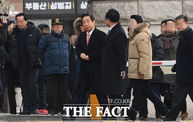 KT에 딸 채용을 청탁한 혐의를 받고 있는 김성태 자유한국당 의원(가운데)이 17일 오전 서울 양천구 서울남부지방법원에서 열린 1심 선고 공판에 출석하고 있다. /이동률 기자