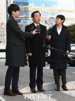 [TF포토] 취재진의 질문에 답변하는 김성태 의원