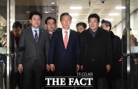 [TF포토] '1심 무죄 선고'...법정 나서는 김성태