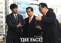 [TF포토] 어두운 표정으로 법정 들어가는 김성태
