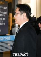 [TF포토] 법정 들어서는 이재용 부회장