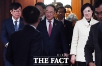 [TF포토] 웃음 짓는 김상조-홍남기-유은혜