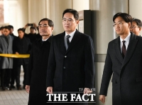 [TF포토] 굳은 표정으로 이동하는 이재용