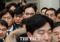 [TF포토] 항의하는 시민들 피해 이동하는 이재용