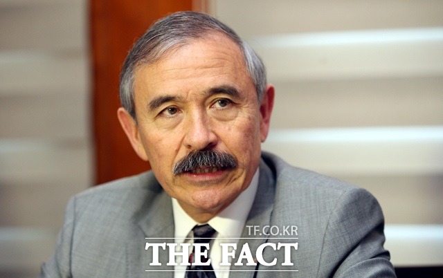 해리 해리스(사진) 주한한국대사가 북한과 개별관광은 미국과 협의해야 한다고 밝힌 것에 대해 청와대는 17일 대단히 부적절한 발언이라고 경고했다. /사진공동취재단