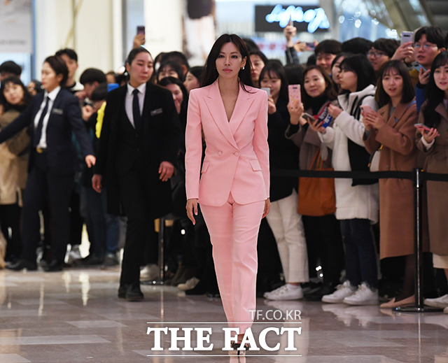 배우 김소연이 18일 오후 서울 송파구 잠실 롯데월드몰에서 열린 한 뷰티 브랜드 행사에 참석해 포토타임을 갖고 있다. / 배정한 기자