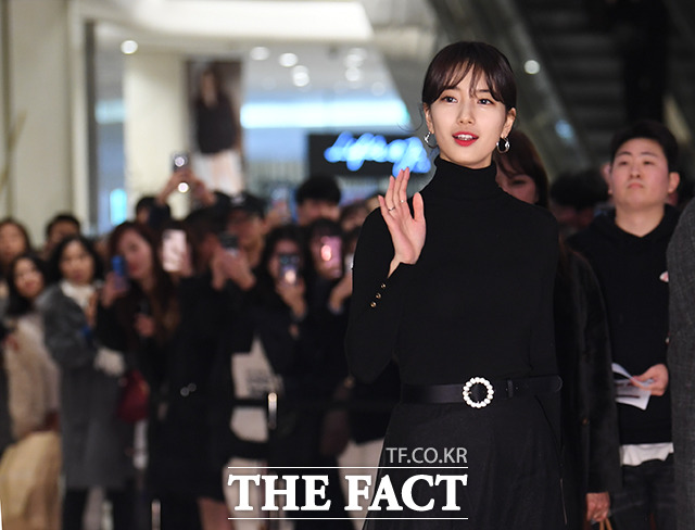 가수 겸 배우 수지가 18일 오후 서울 송파구 잠실 롯데월드몰에서 열린 한 뷰티 브랜드 행사에 참석해 포토타임을 갖고 있다. / 배정한 기자