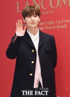 [TF포토] 황민현, '심쿵 유발 손인사!'