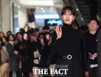 [TF포토] 수지, 쇼핑몰 시선 싹쓸이하는 '여신 미모'
