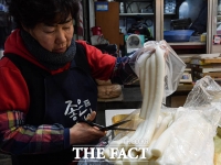 [TF포토] '따끈따끈~' 떡국용 떡 자르는 상인