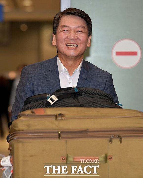정계 복귀를 선언한 안철수 전 바른미래당 의원이 19일 오후 인천국제공항 제1터미널 입국장을 나서고 있다./인천국제공항=이덕인 기자