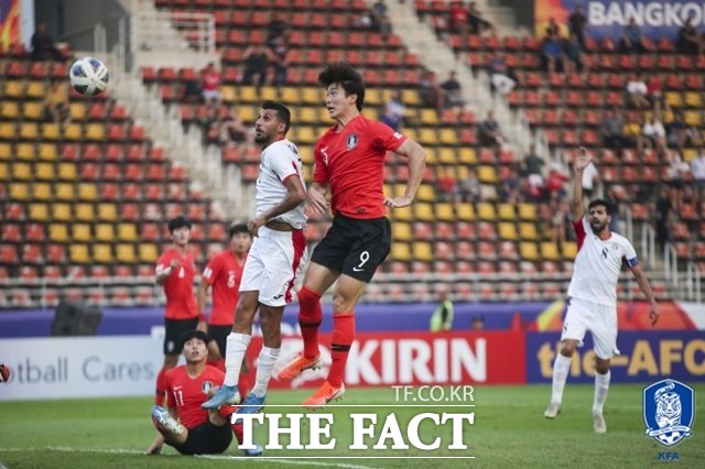 한국의 골게터 조규성이 19일 요르단과 AFC U-23 챔피언십 겸 2020 도쿄올림픽 아시아 최종예선 8강전 전반 16분 헤더 선제골을 성공시키고 있다./대한축구협회 제공