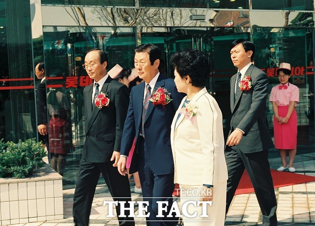 1991년 5월 롯데백화점 영등포점 개점 기념식에 참석한 신격호 명예회장(왼쪽에서 두 번째)의 모습 /롯데 제공