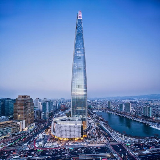 신격호 명예회장의 숙원사업이었던 롯데월드타워 건설 프로젝트는 1986년 서울시로부터 819억 원에 부지를 매입한 후 약 30여 년이 지난 2017년 국내 최초 민간주도 초고층 빌딩의 탄생으로 이어졌다. /롯데 제공