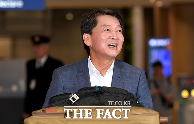 정계 복귀를 선언한 안철수 전 바른미래당 의원이 19일 오후 인천국제공항 제1터미널 입국장을 나서고 있다./인천국제공항=이덕인 기자