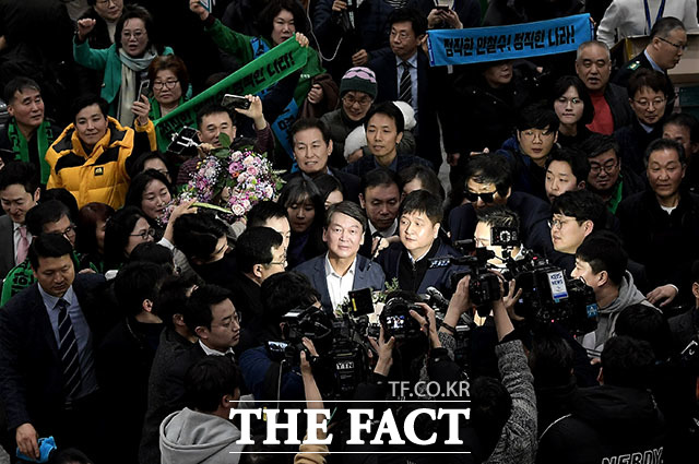 정계 복귀를 선언한 안철수 전 바른미래당 의원이 19일 오후 지지자들의 환호를 받으며 인천국제공항 제1터미널 입국장을 나서고 있다./인천국제공항=이덕인 기자