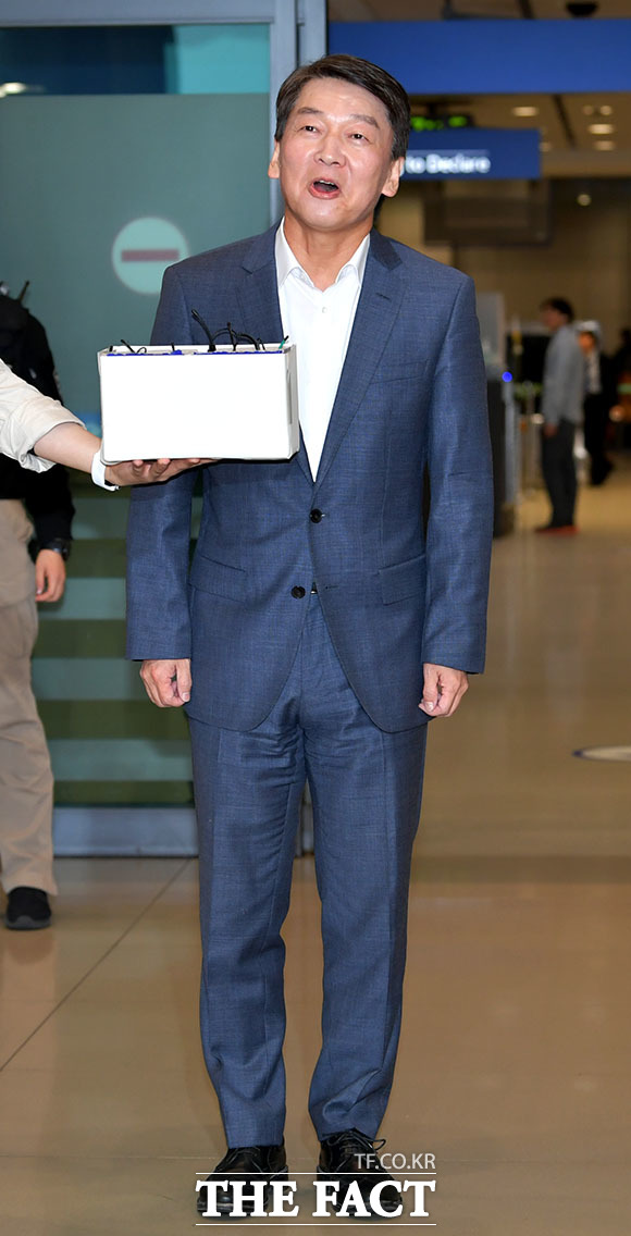 정계 복귀를 선언한 안철수 전 바른미래당 의원이 19일 오후 인천국제공항 제1터미널 입국장에 도착해 인사말을 하고 있다./인천국제공항=이덕인 기자