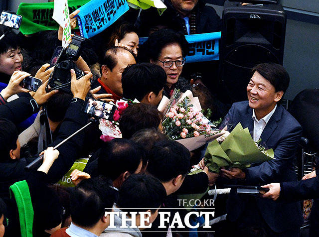 19일 오후 인천공항을 통해 귀국한 안철수 전 바른미래당 의원이 지지자들로부터 환영 꽃다발을 받고 있다. /이덕인 기자