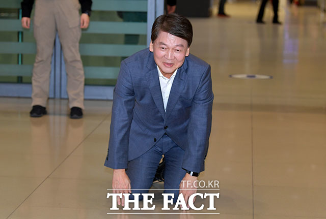정계 복귀를 선언한 안철수 전 바른미래당 의원이 19일 오후 인천국제공항 제1터미널 입국장을 나서며 큰절을 하고 있다./인천국제공항=이덕인 기자
