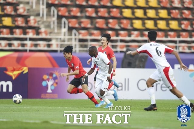 한국의 선제골을 도운 윙포워드 이동준이 요르단 수비수들을 따돌리고 골문을 향해 질풍처럼 돌진하고 있다./대한축구협회 제공